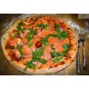 Pizza Sceriffo (paradicsomos alap, mozzarella, füstölt lazac,   capribogyó, lilahagyma) (A Séf ajánlata)